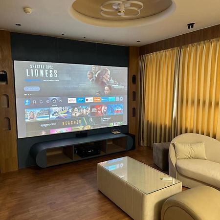 Hotel Victoria Prime 수라트 외부 사진