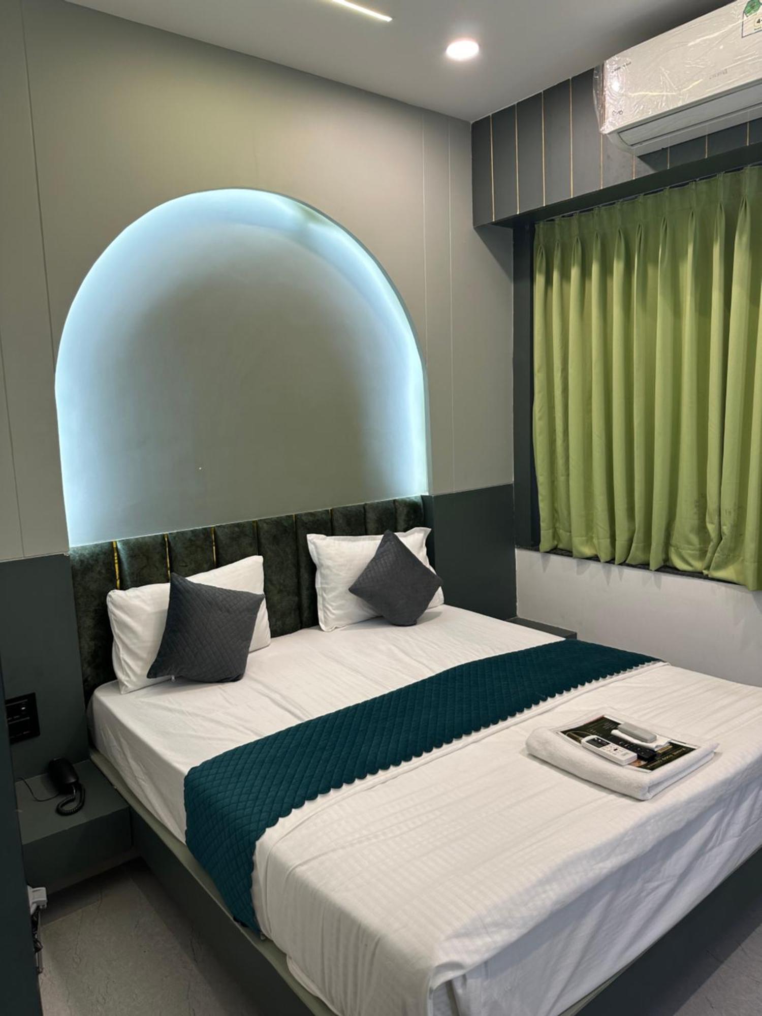 Hotel Victoria Prime 수라트 외부 사진