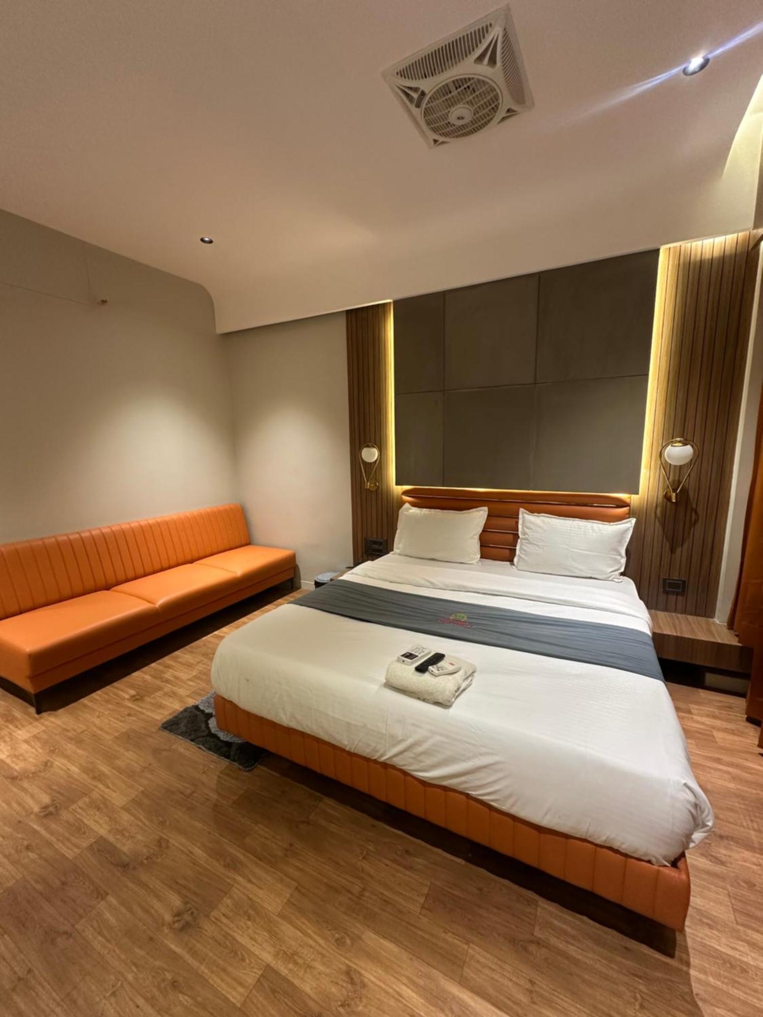 Hotel Victoria Prime 수라트 외부 사진