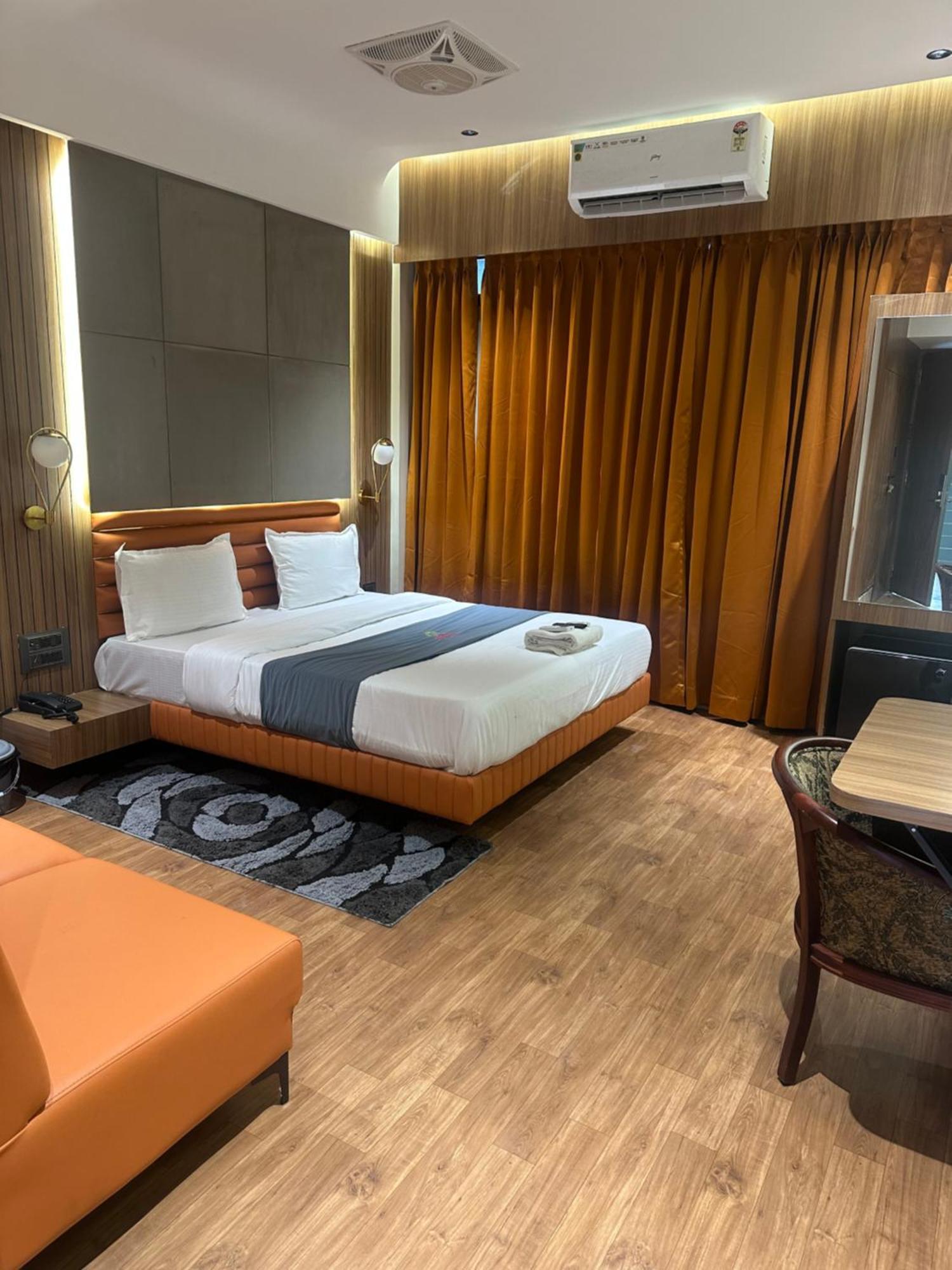 Hotel Victoria Prime 수라트 외부 사진