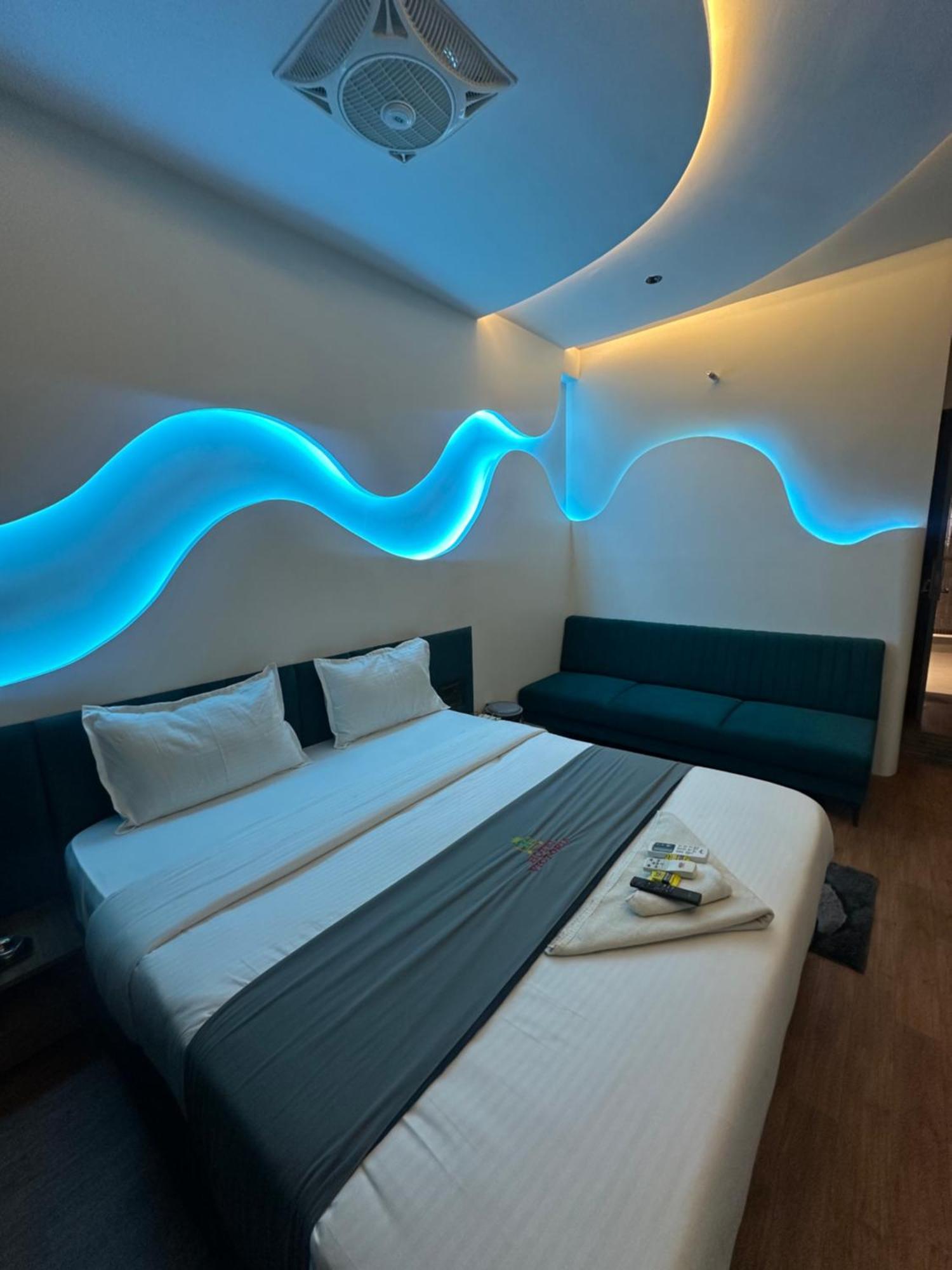 Hotel Victoria Prime 수라트 외부 사진