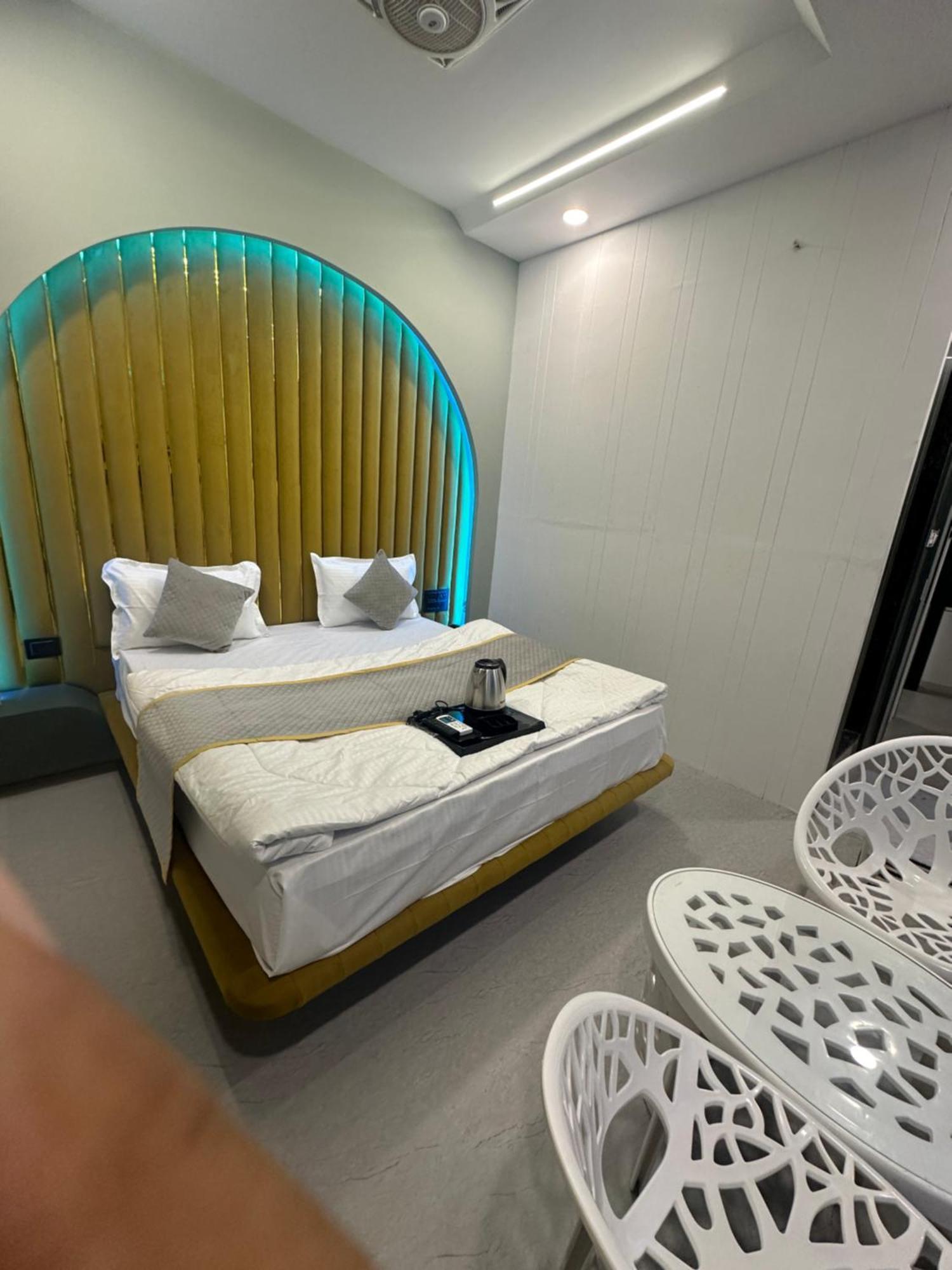 Hotel Victoria Prime 수라트 외부 사진