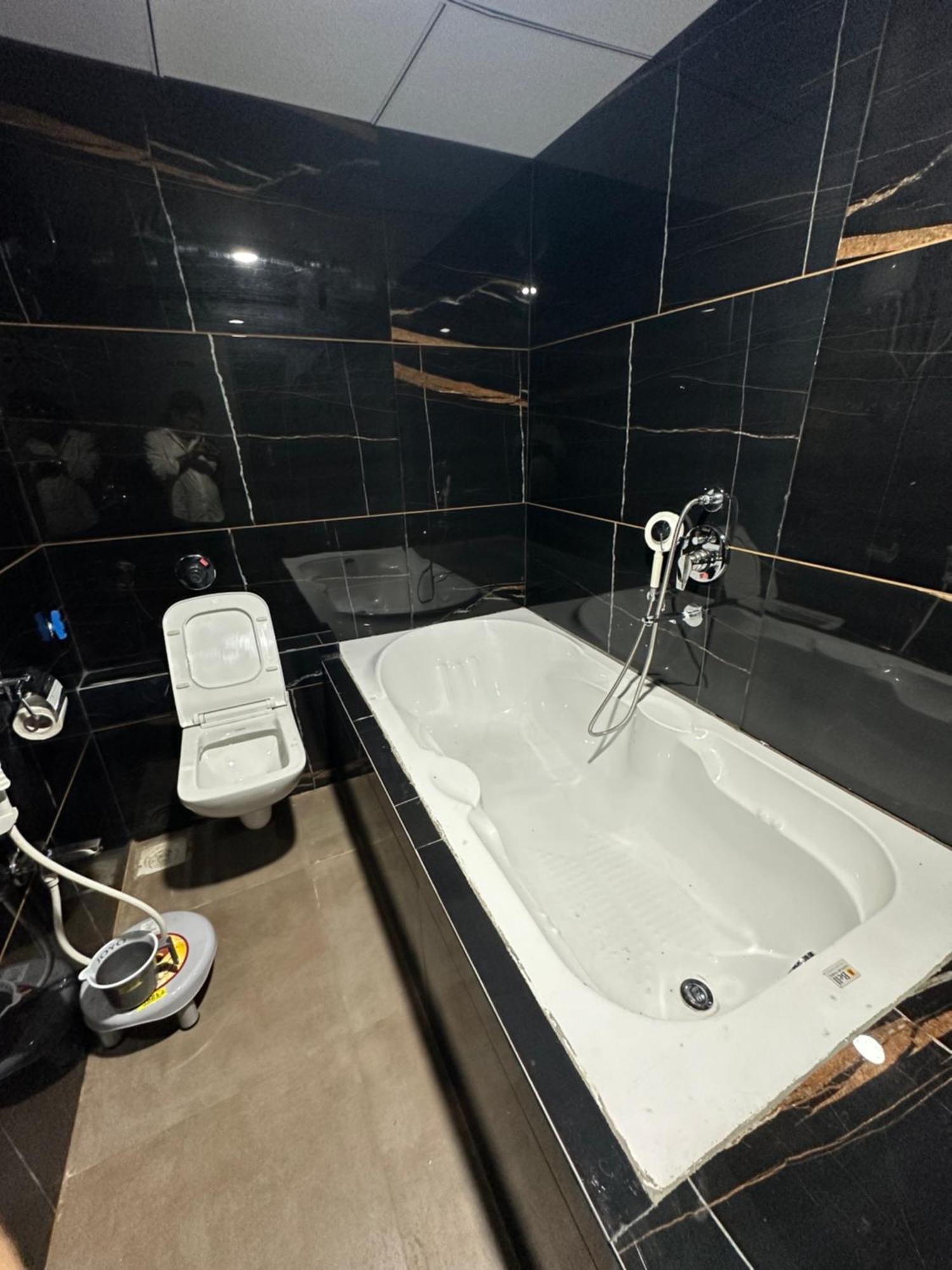 Hotel Victoria Prime 수라트 외부 사진