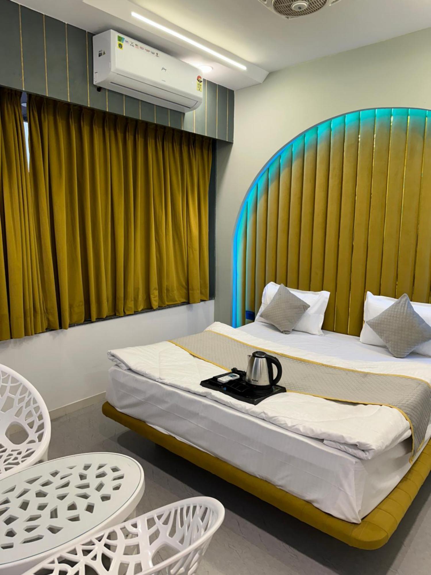 Hotel Victoria Prime 수라트 외부 사진