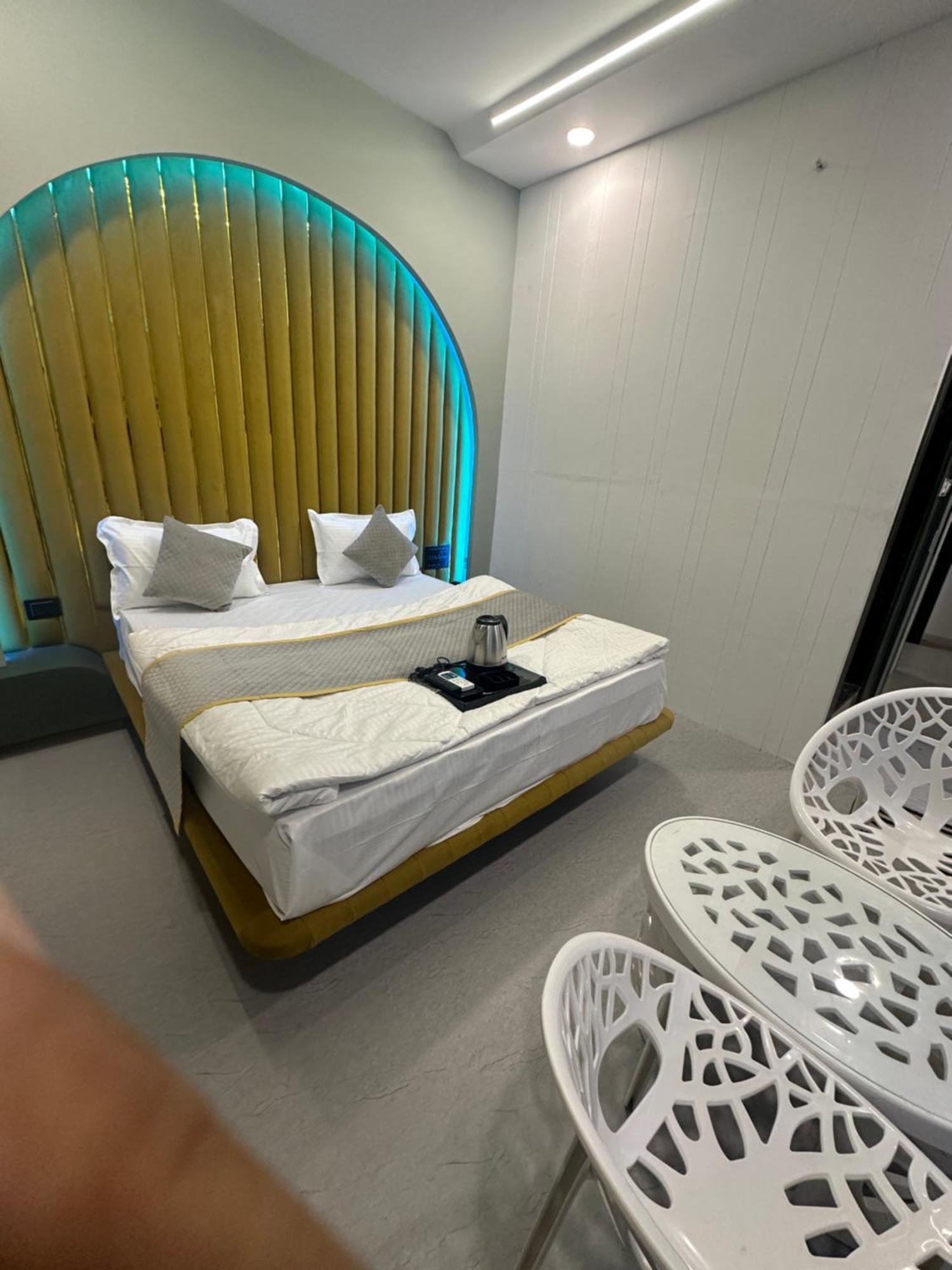 Hotel Victoria Prime 수라트 외부 사진