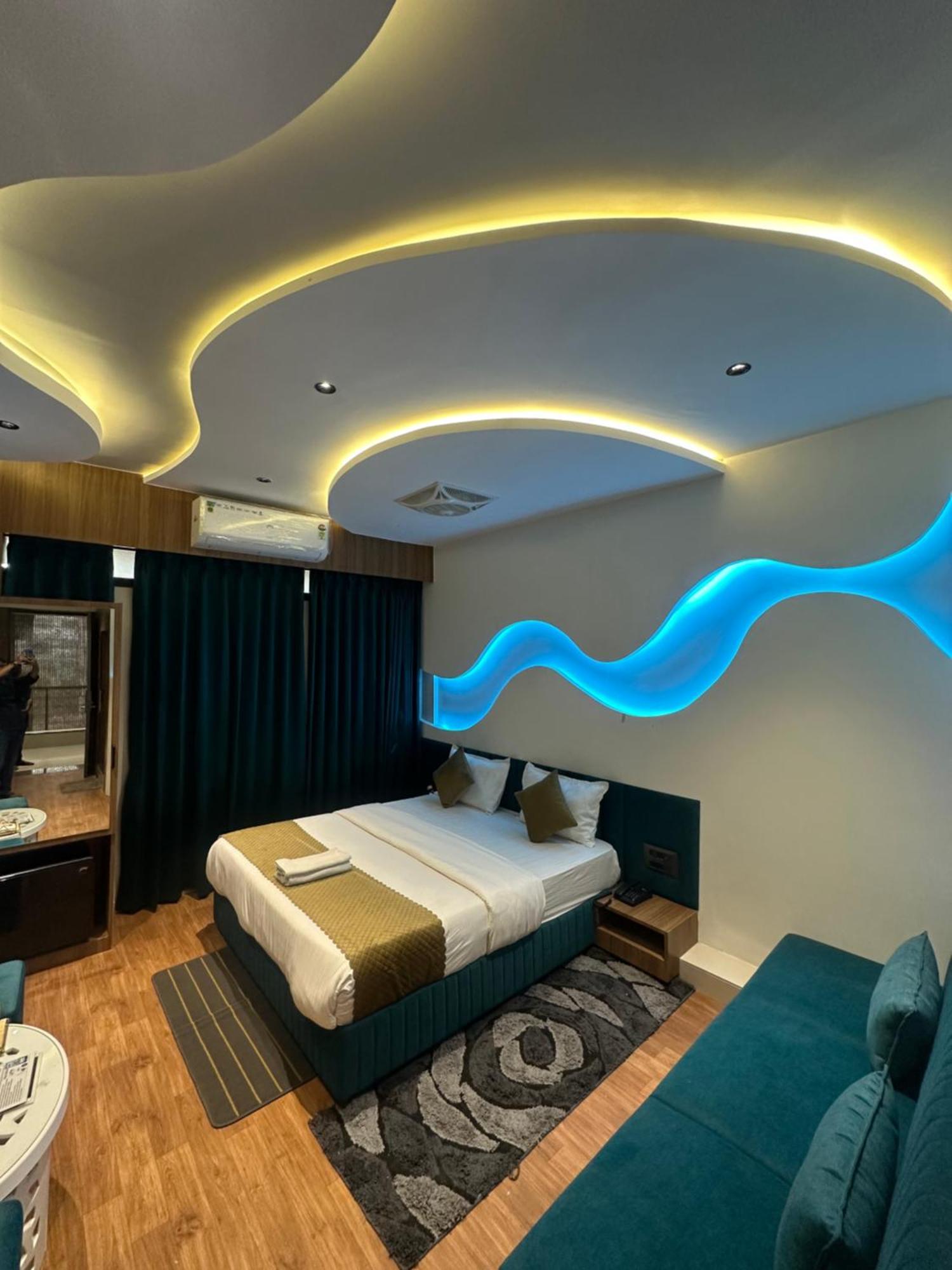Hotel Victoria Prime 수라트 외부 사진