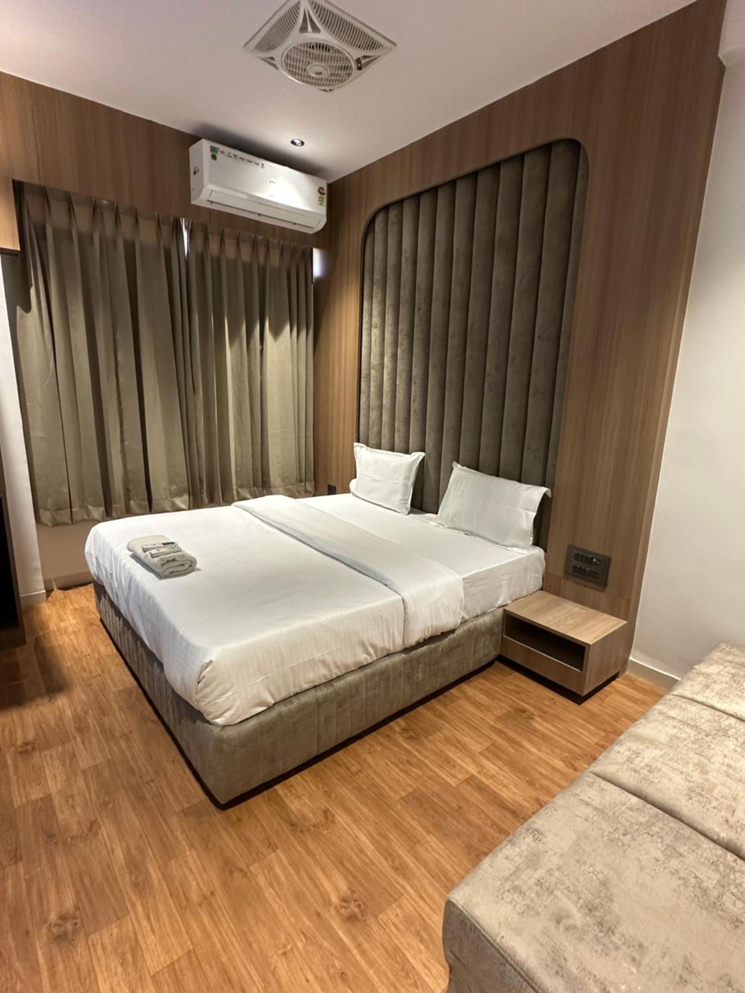 Hotel Victoria Prime 수라트 외부 사진