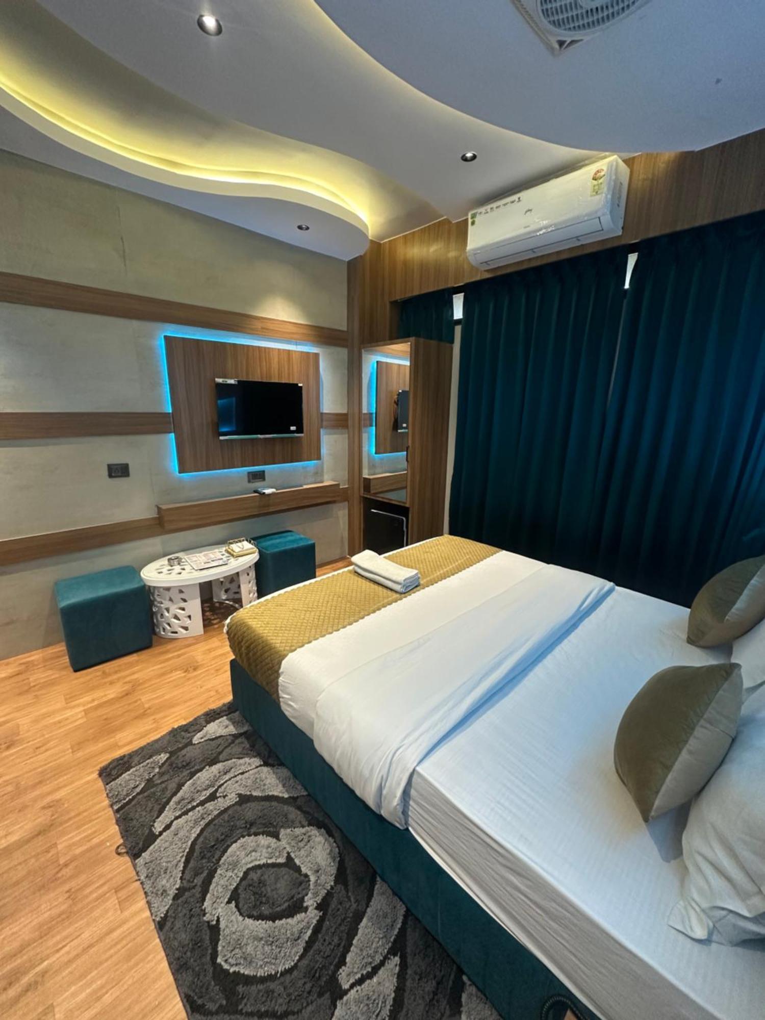 Hotel Victoria Prime 수라트 외부 사진