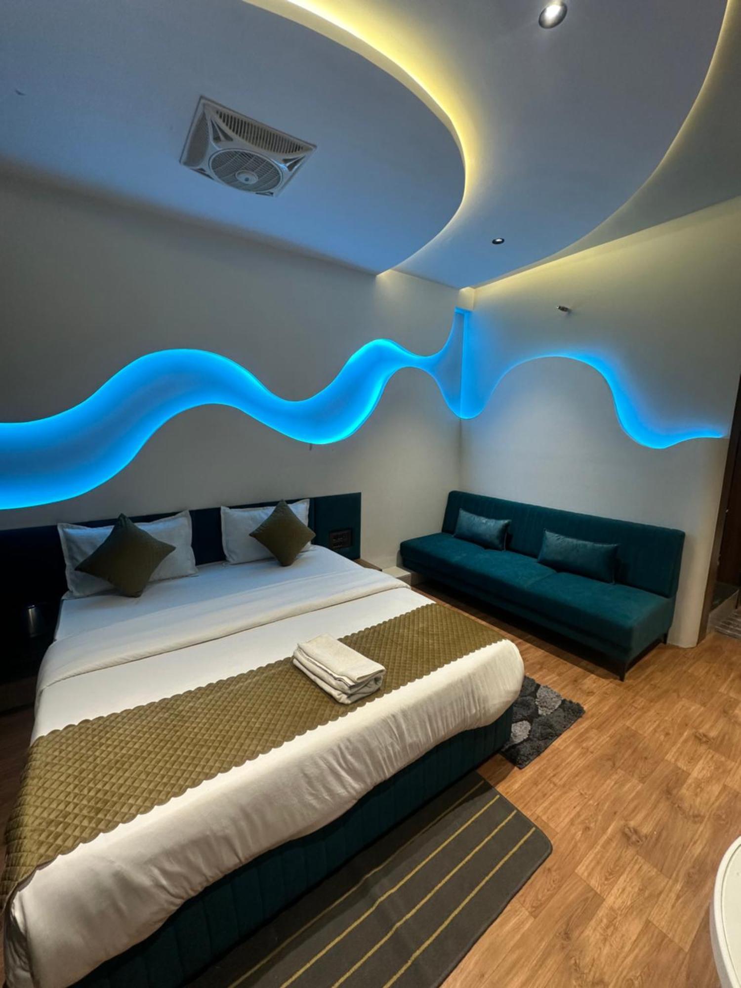 Hotel Victoria Prime 수라트 외부 사진
