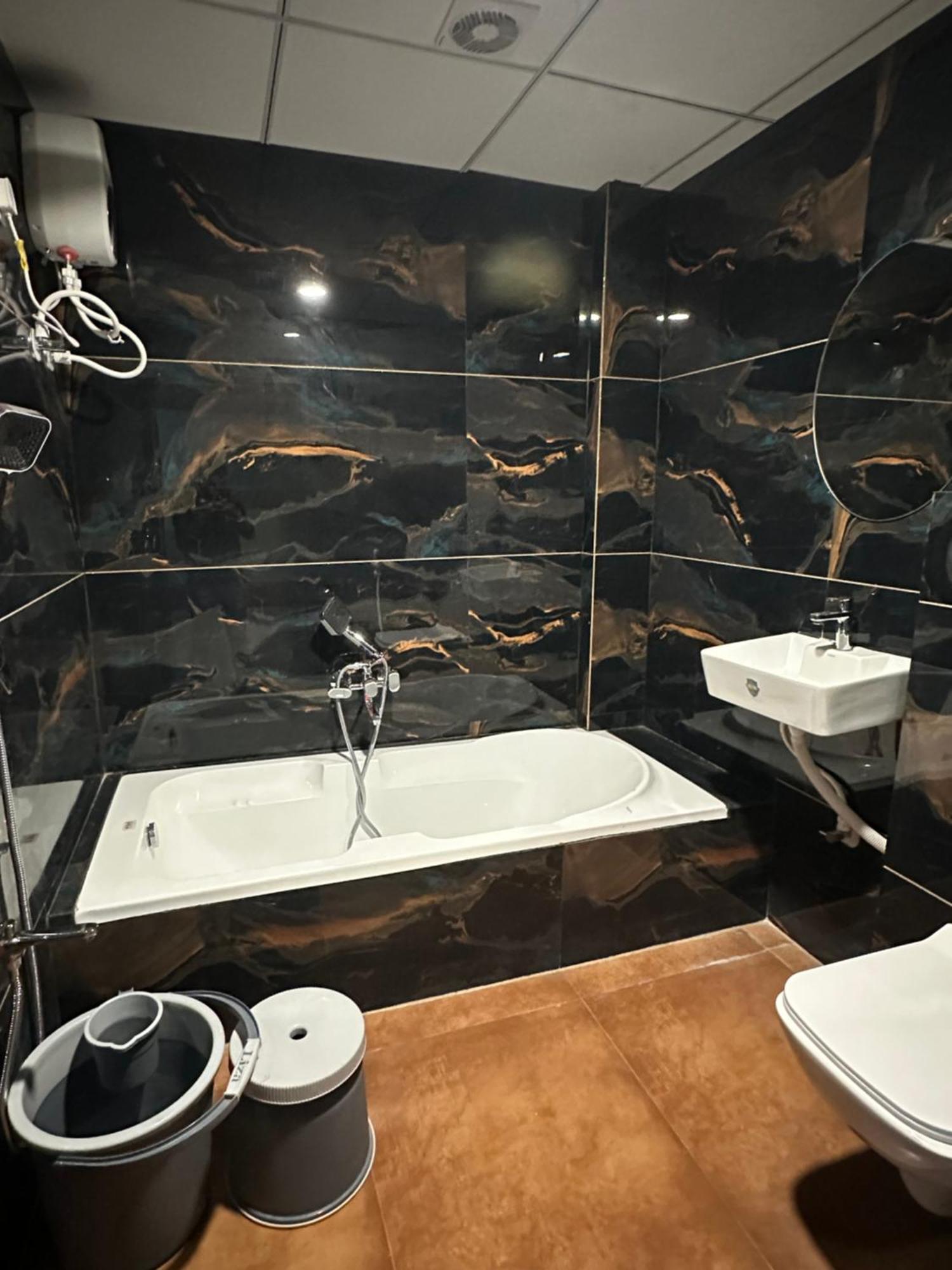 Hotel Victoria Prime 수라트 외부 사진