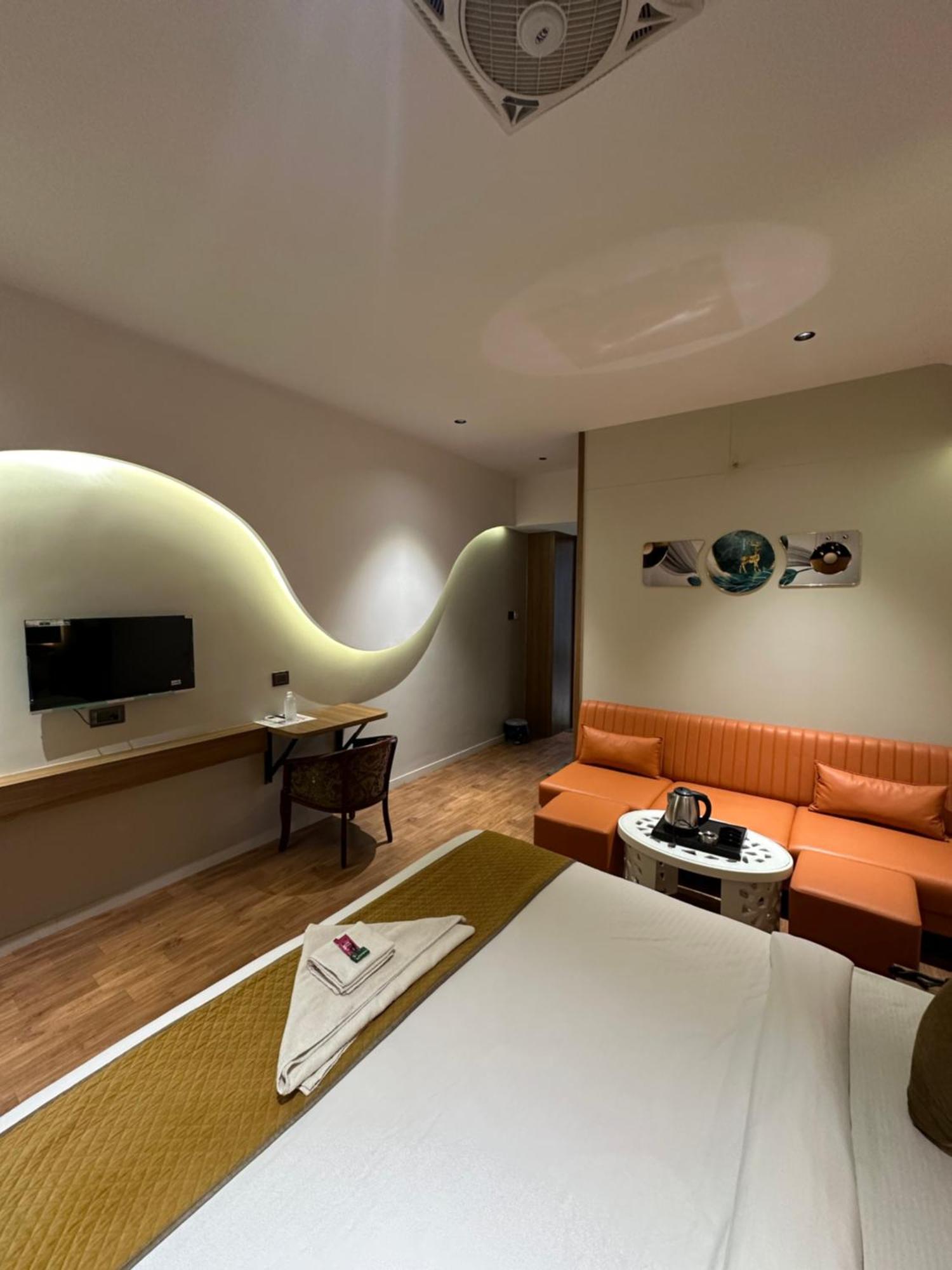 Hotel Victoria Prime 수라트 외부 사진