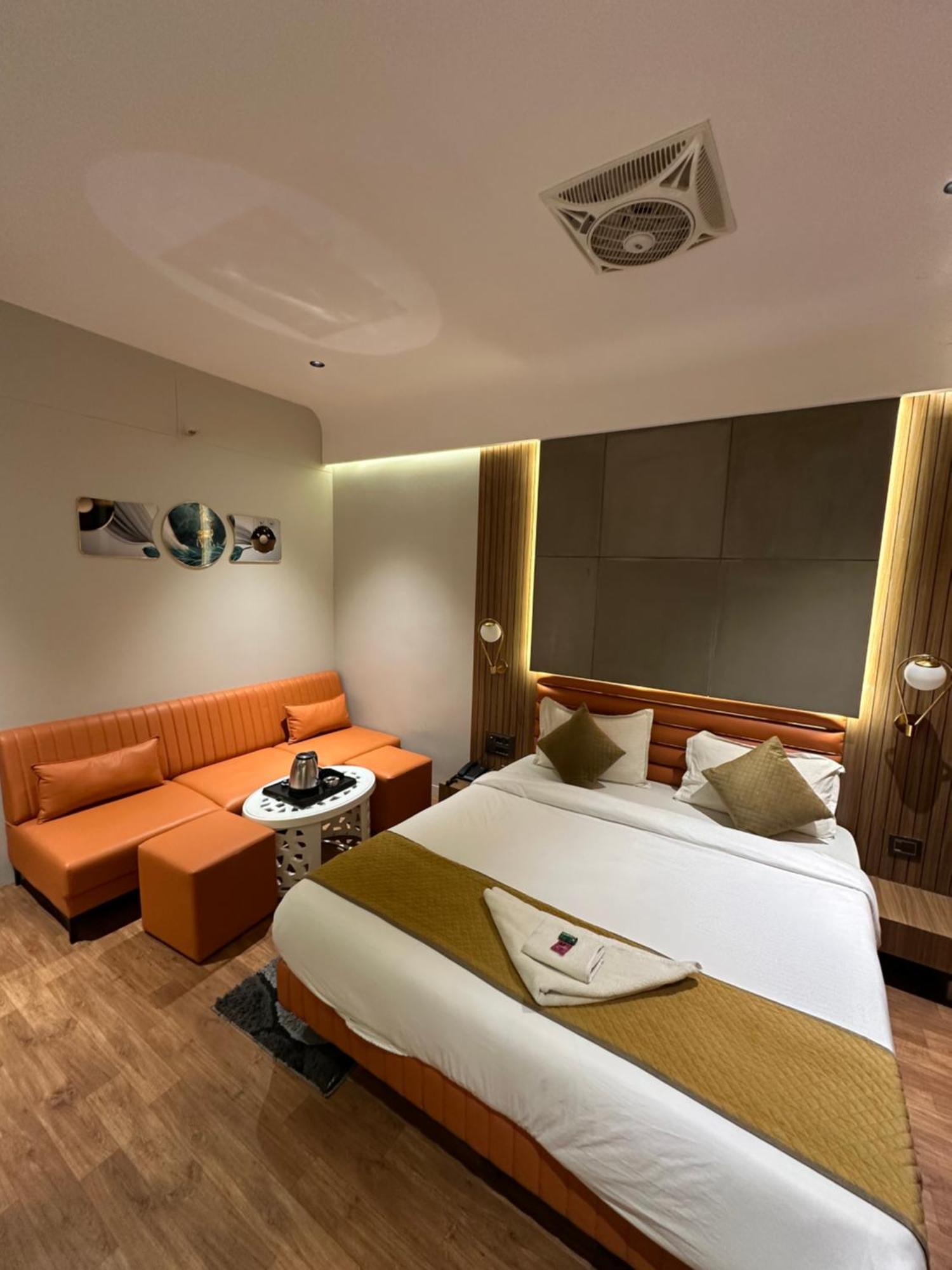 Hotel Victoria Prime 수라트 외부 사진