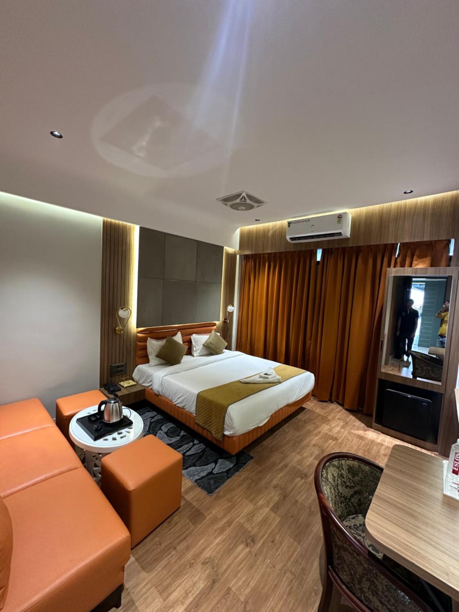 Hotel Victoria Prime 수라트 외부 사진
